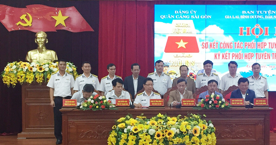  Đảng ủy Quân cảng Sài Gòn và Ban Tuyên giáo các tỉnh: Gia Lai, Bình Dương, Đak Nông, Hậu Giang, Kon Tum, Thanh Hóa ký kết phối hợp tuyên truyền biển, đảo năm 2021. Ảnh: Mai Thanh Bình