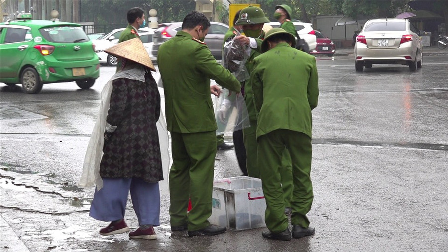  Cơ quan điều tra tiến hành khám nghiệm hiện trường, thu giữ những vật dụng để xác minh, điều tra nguyên nhân vụ cháy. Ảnh: Q.D