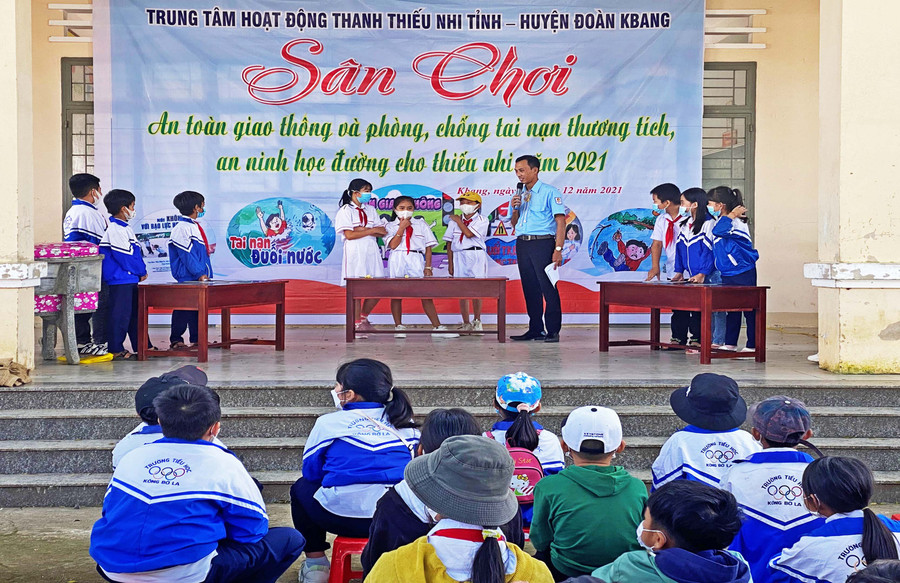 Các em thiếu nhi tham gia phần thi trả lời câu hỏi về an toàn giao thông và phòng-chống tai nạn thương tích. Ảnh: Hà Đức Thành Các em thiếu nhi tham gia phần thi trả lời các câu hỏi trắc nghiệm về phòng chống tai nạn thương tích và an toàn gia thông. Ảnh: Hà Đức Thành