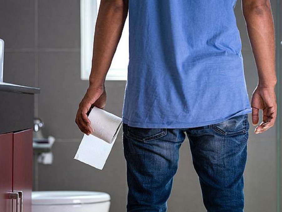 Táo bón có thể gây áp lực lên đại tràng và trực tràng, khiến lưng dưới bị đau. Ảnh: Shutterstock