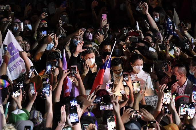  Ông Boric vẫy tay giữa đám đông ủng hộ đêm 19-12 ở thủ đô Santiago của Chile. Ảnh: AP