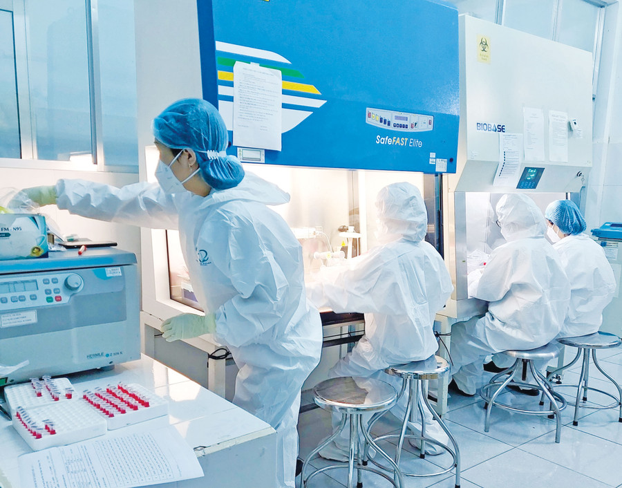 Cán bộ CDC Gia Lai thức xuyên đêm để xét nghiệm nhanh, trả kết quả sớm phục vụ công tác phòng-chống dịch. Ảnh: Như Nguyện Ảnh: Như Nguyện