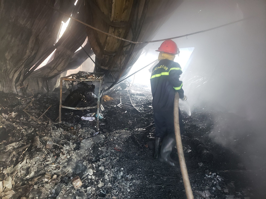 Lực lượng chữa cháy đã phong tỏa kịp thời đám cháy không để lây lan. Ảnh: Văn Ngọc