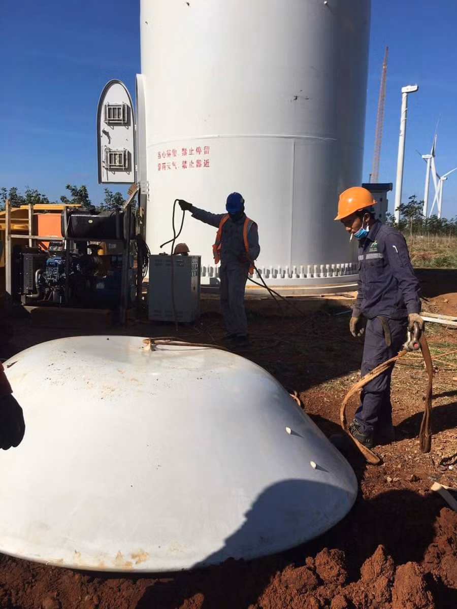 Thiết bị đưa lên cao không đảm bảo an toàn nên rơi xuống. Ảnh: Vĩnh Hoàng Thiết bị đưa lên cao không đảm bảo an toàn nên rơi xuống. Ảnh: Vĩnh Hoàng