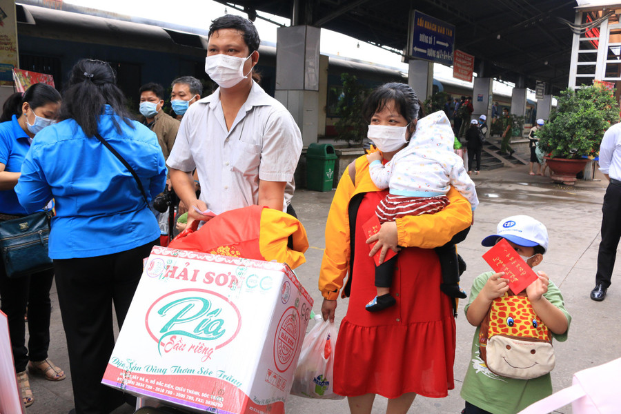  Người lao động được hỗ trợ vé tàu về quê dịp Tết Nguyên đán năm 2021. Ảnh: PHẠM THU NGÂN
