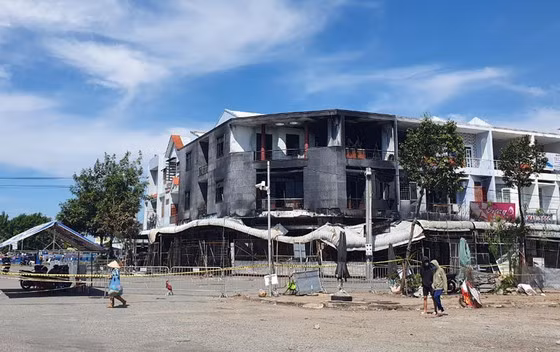 Nhà phố không có lối thoát hiểm, khi xảy ra cháy khiến 4 người chết rất thương tâm ở thị trấn Kiên Lương, huyện Kiên Lương, tỉnh Kiên Giang. Ảnh: QUỐC BÌNH