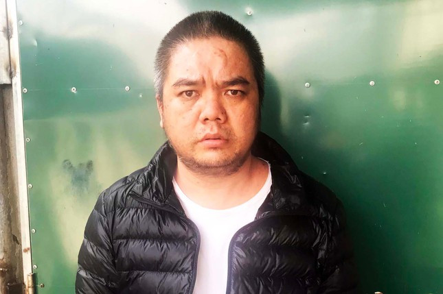 Dương Văn Ân sử dụng hàng loạt số điện thoại tạo nhiều tài khoản Zalo rồi kết bạn với chị K.T.T.T. Lúc thì Ân tự xưng là Việt kiều, khi lại vào vai Trưởng công an TP.Bảo Lộc hoặc Thanh tra tỉnh Lâm Đồng để lừa đảo chiếm đoạt tiền của nạn nhân.