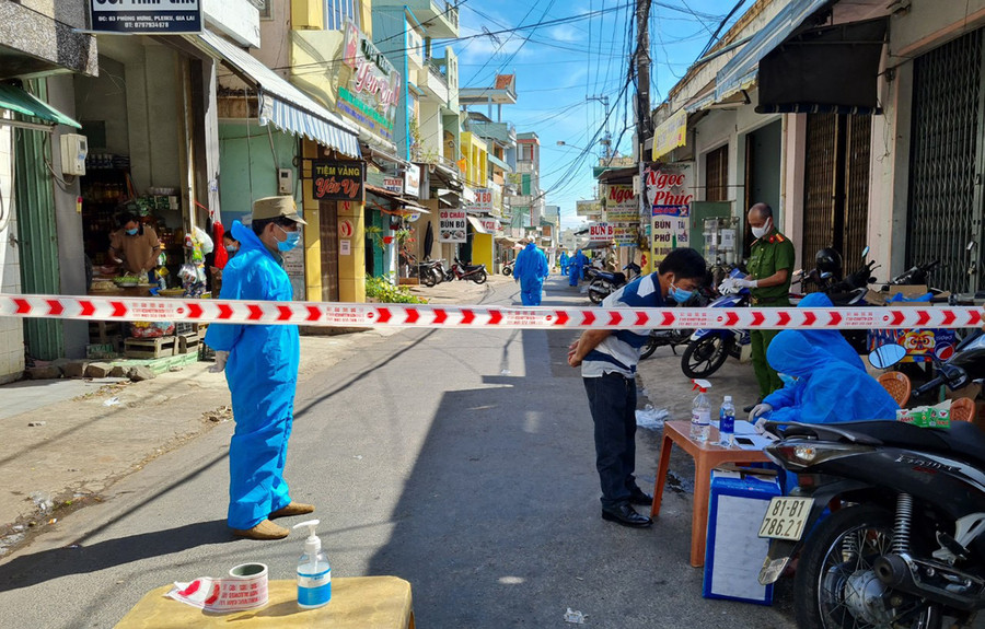  Nhân viên y tế lấy mẫu tầm soát SARS-CoV-2 tại Chợ nhỏ (phường Hội Thương, TP. Pleiku). Ảnh: Như Nguyện