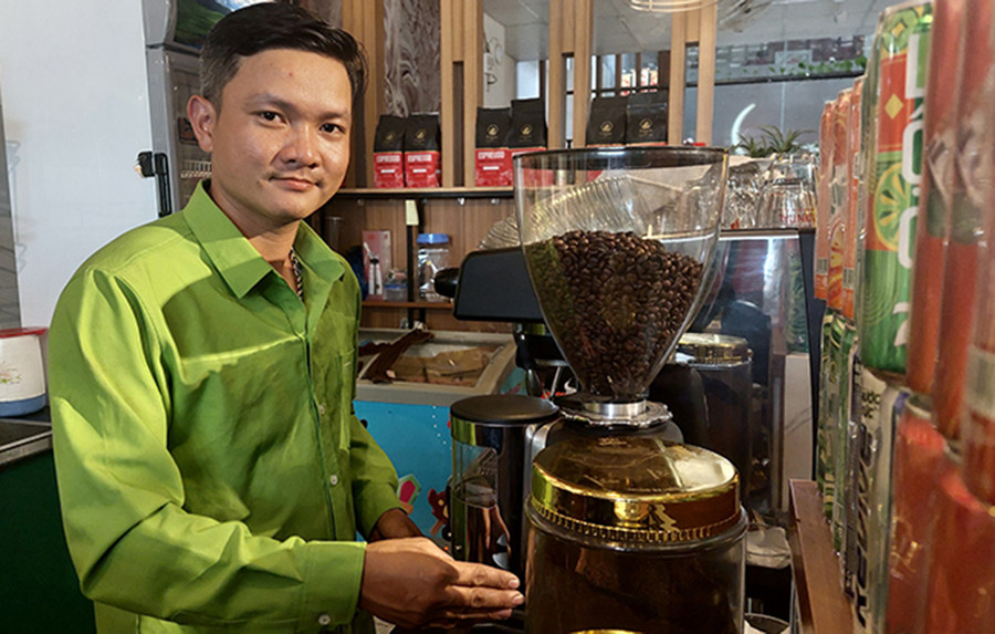  Anh Trần Văn Công-Chủ tịch Hội đồng Quản trị Hợp tác xã Nông nghiệp hữu cơ an toàn FAOS là 1 trong 57 cá nhân toàn quốc được nhận giải thưởng Lương Định Của. Ảnh: Phan Lài