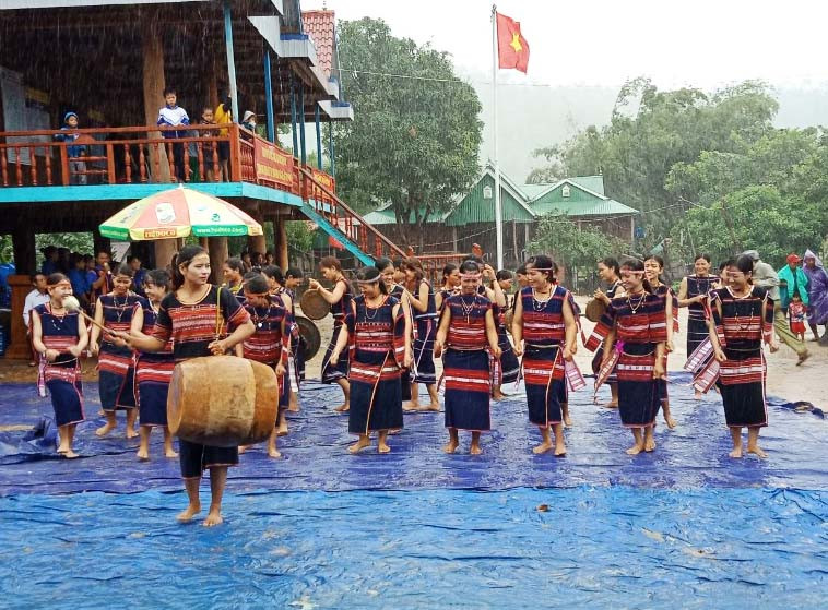 Đội cồng chiêng nữ làng Nhang Lớn biểu diễn trong một lễ hội (ảnh địa phương cung cấp).
