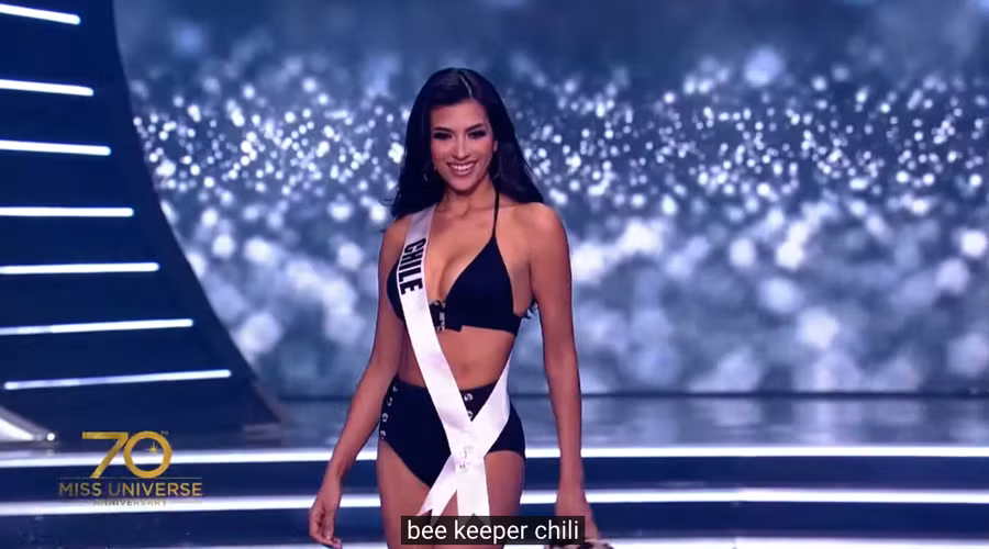 Người đẹp Chile sải bước đầy tự tin trên sân khấu. Cô sở hữu chiều cao nổi bật 1,8m. Ảnh: Chụp màn hình