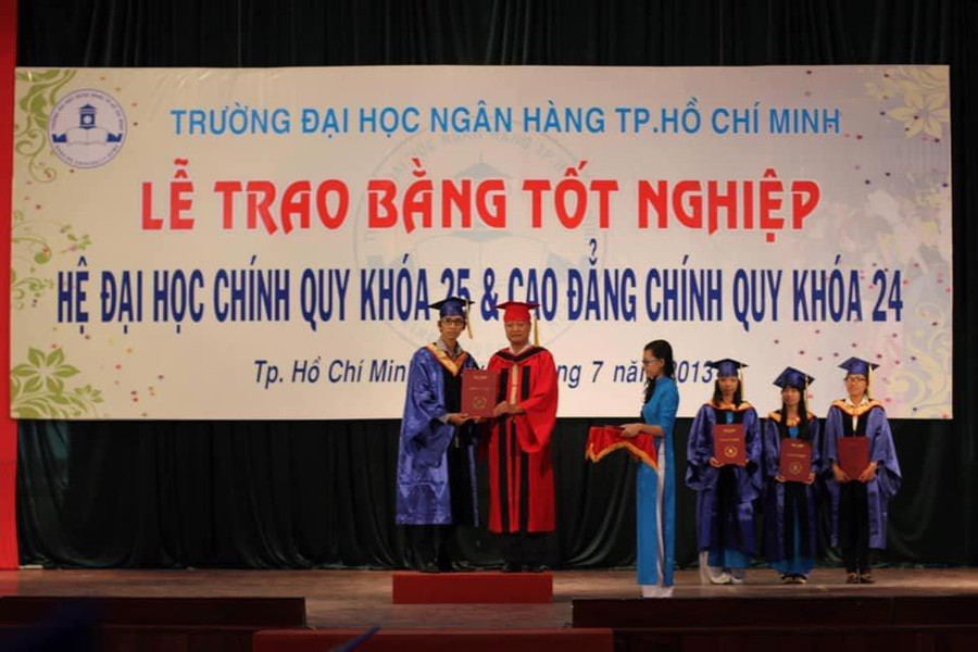 Cần tấm bằng tốt nghiệp cử nhân trên tay, 4 ngày sau Minh Trí đã đi học ngay khóa học về nấu phở. Ảnh: NVCC