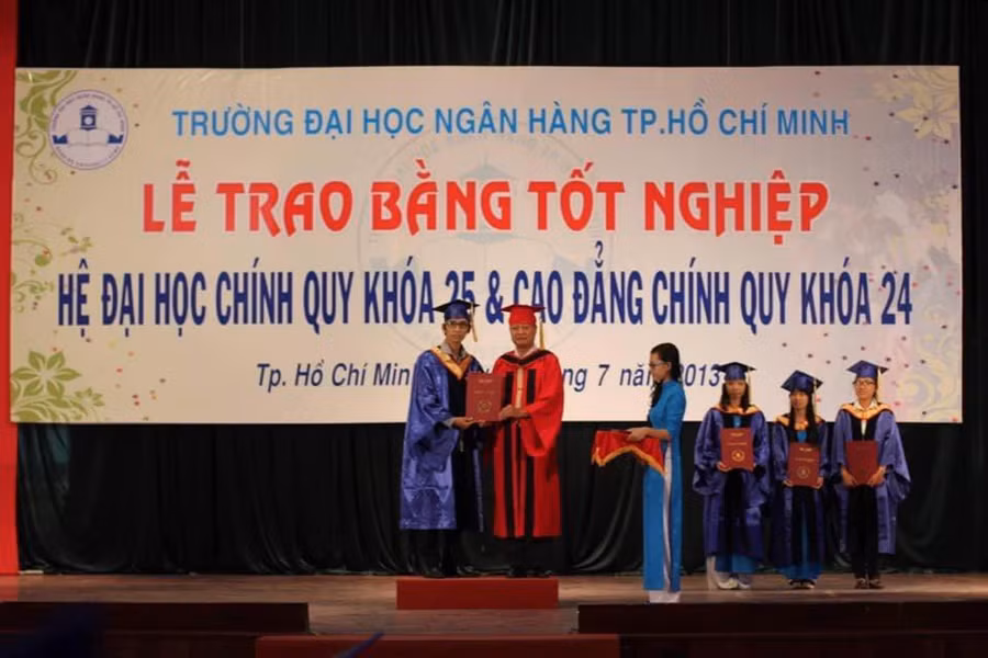 Cần tấm bằng tốt nghiệp cử nhân trên tay, 4 ngày sau Minh Trí đã đi học ngay khóa học về nấu phở. Ảnh: NVCC