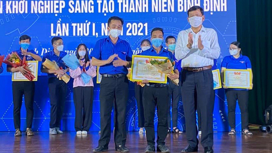 Ban tổ chức trao giải Nhất cho anh Trần Quang Tiến. Ảnh: Ánh Kiều