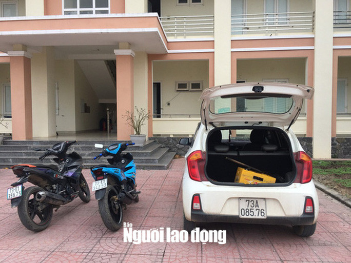 Trên ôtô là vỏ chai bia, nước ngọt mà các đối tượng dùng làm hung khí để tấn công. Trên ôtô là vỏ chai bia, nước ngọt mà các đối tượng dùng làm hung khí để tấn công