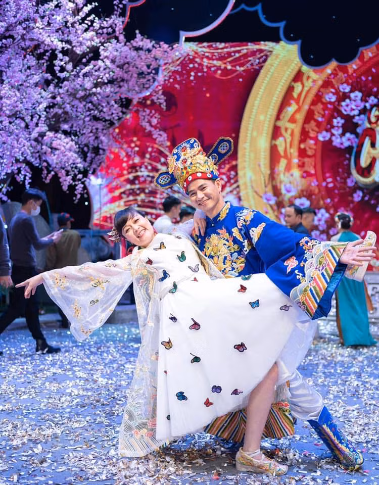 Ảnh hậu trường nhí nhảnh của Vân Dung và Xuân Bắc trong buổi ghi hình Táo Quân 2021. Ảnh: VFC