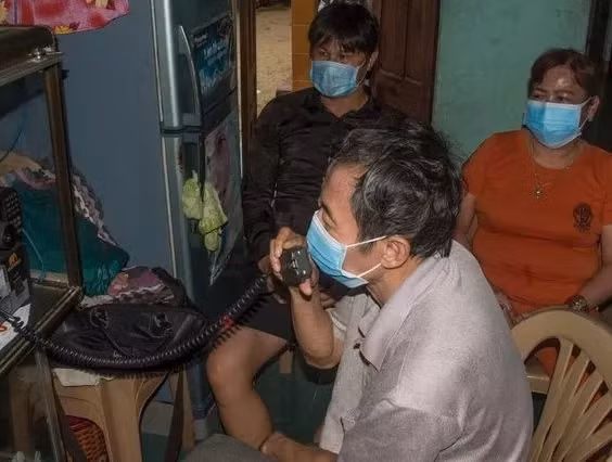 Người thân các thuyền viên đang nghe ngóng tin tức từ 11 tàu cá đang neo giữa biển. Ảnh: V.C