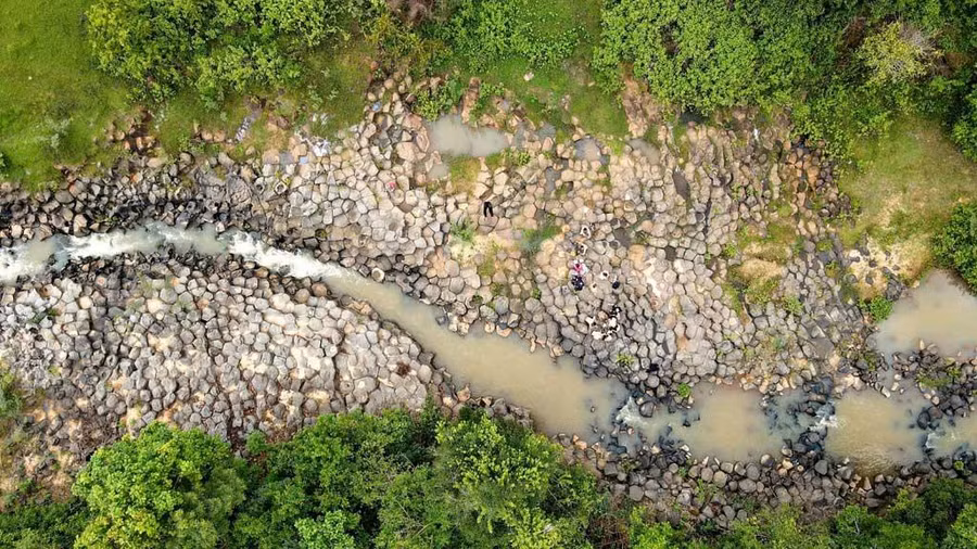 Bãi đá cổ ở làng Vân nhìn từ trên cao. Ảnh: Trần Hiếu