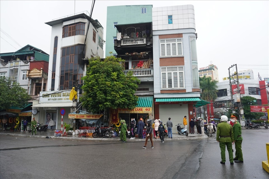 Đến sáng 27.12, lực lượng chức năng vẫn đang phong tỏa, khám nghiệm hiện trường ngôi nhà. Ảnh: Q.D