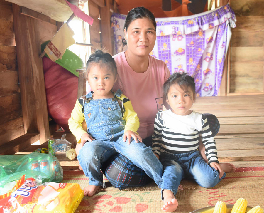 2 cháu Linh Nhi (4 tuổi) và Bảo An (3 tuổi) mồ côi mẹ do Covid-19, hiện đang sống cùng ông bà ngoại tại làng La, xã Ia O, huyện Chư Prông. Ảnh: Phương Duyên