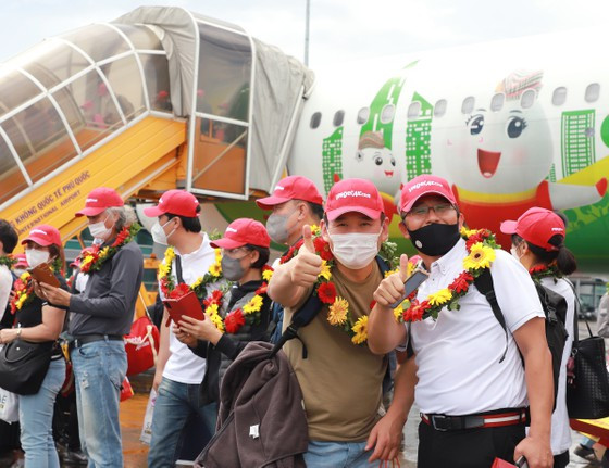 Những vị khách quốc tế đầu tiên quay trở lại sau một thời gian dài ngắt quãng vì Covid-19 đã đem lại nhiều tín hiệu mới cho ngành du lịch. Ảnh: Viết Chung