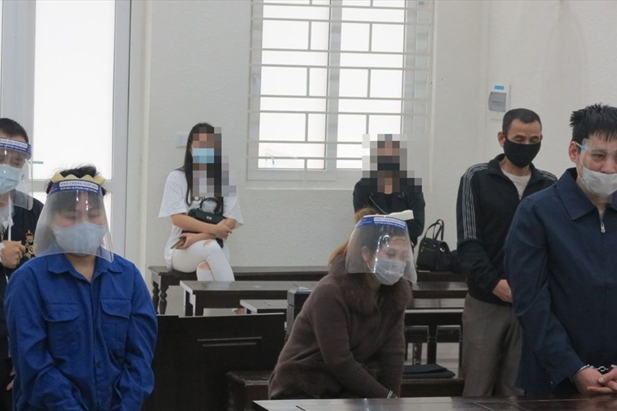 Nguyễn Thu Trang - trùm ma tuý (ngồi, giữa) và các bị cáo tại phiên toà sơ thẩm. Ảnh: V.D