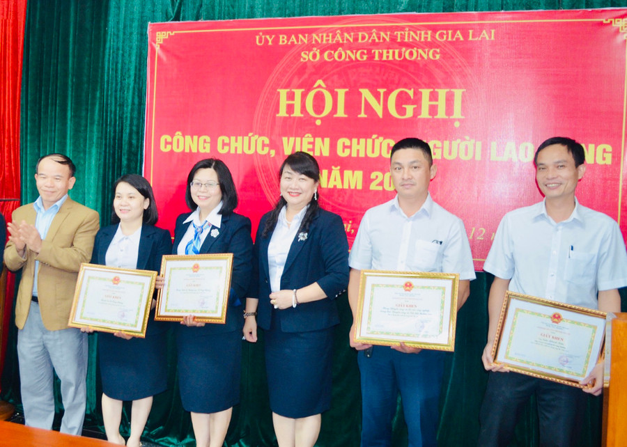 Lãnh đaọ Sở Công thương tặng giấy khen cho 6 tập thể vì đã có thành tích hoàn thành xuất sắc nhiệm vụ năm 2021. Ảnh: Vũ Thảo Tặng giấy khen cho 6 tập thể vì đã có thành tích hoàn thành xuất sắc nhiệm vụ năm 2021. Ảnh: Vũ Thảo