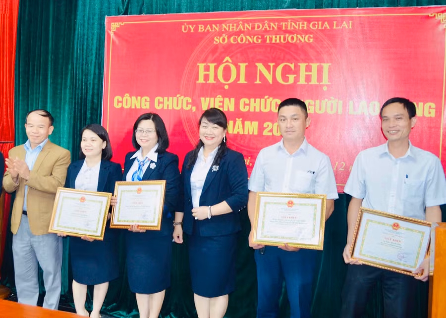 Tặng giấy khen cho 6 tập thể vì đã có thành tích hoàn thành xuất sắc nhiệm vụ năm 2021. Ảnh: Vũ Thảo