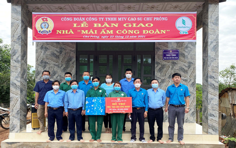 Lãnh đạo Công ty và Công đoàn trao nhà Mái ấm công đoàn cho CN Rơ Lan Dúc NT Thống Nhất. Ảnh: Hà Đức Thành