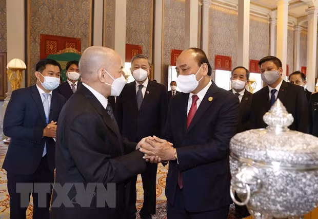 Chủ tịch nước Nguyễn Xuân Phúc và Quốc vương Campuchia Norodom Sihamoni giới thiệu về của quà tặng của 2 nước tại Cung điện Hoàng gia. (Ảnh: Thống Nhất/TTXVN) Chủ tịch nước Nguyễn Xuân Phúc và Quốc vương Campuchia Norodom Sihamoni giới thiệu về của quà tặng của 2 nước tại Cung điện Hoàng gia. (Ảnh: Thống Nhất/TTXVN)