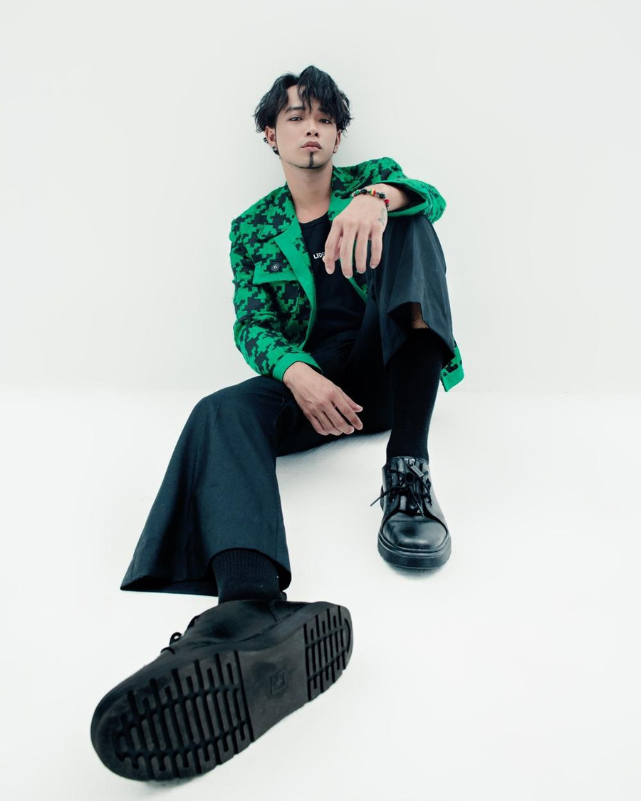 Bước chân vào thị trường giải trí từ khi còn bé, Hoàng Phi hoạt động ở nhiều vai trò khác nhau như: diễn viên, MC… Ở mỗi vai trò, anh luôn chứng minh cho khán giả thấy sự nghiêm túc, nỗ lực không ngừng nghỉ với nghề. Ảnh: NVCC Bước chân vào thị trường giải trí từ khi còn bé, Hoàng Phi hoạt động ở nhiều vai trò khác nhau như: diễn viên, MC… Ở mỗi vai trò, anh luôn chứng minh cho khán giả thấy sự nghiêm túc, nỗ lực không ngừng nghỉ với nghề. Ảnh: NVCC