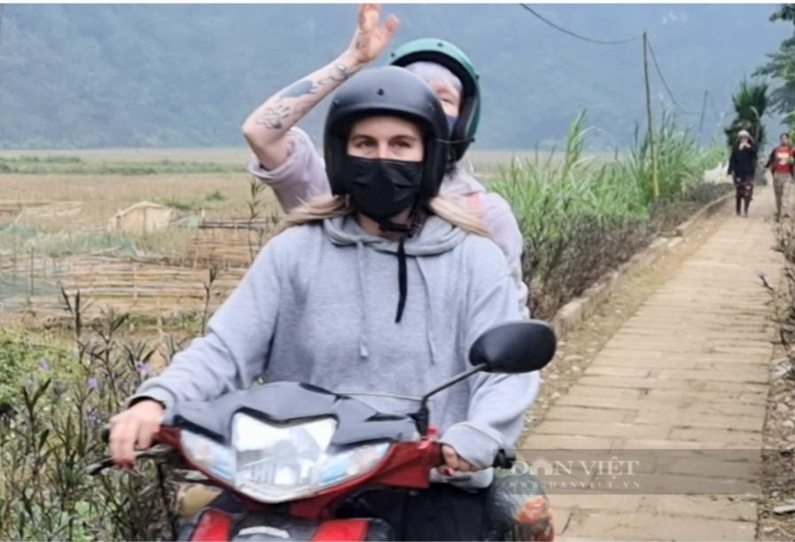 Khách nước ngoài chọn Hang dơi Kho Mường là điểm tham quan. Ảnh: P V