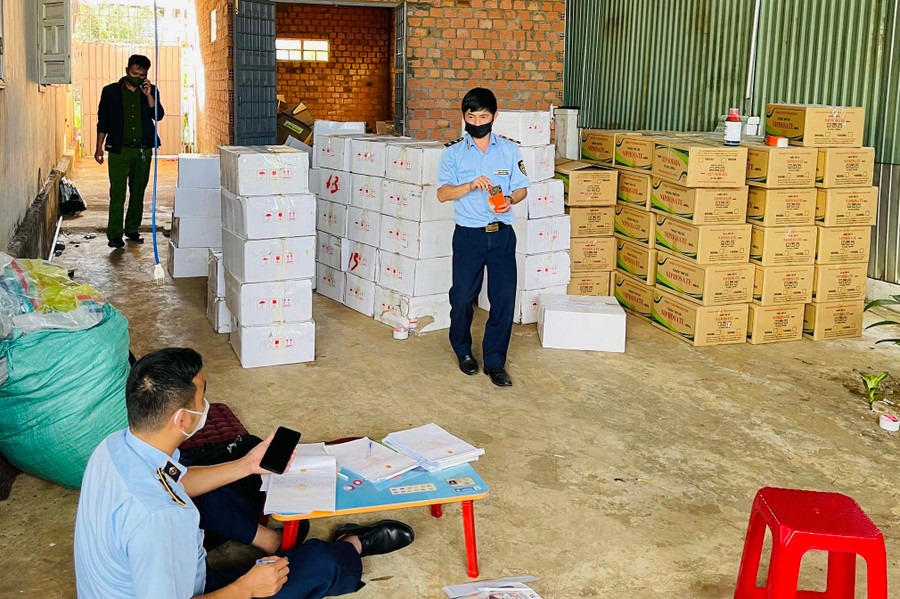Lực lượng chức năng kiểm đếm hàng hóa vi phạm. (ảnh cơ quan chức năng cung cấp)