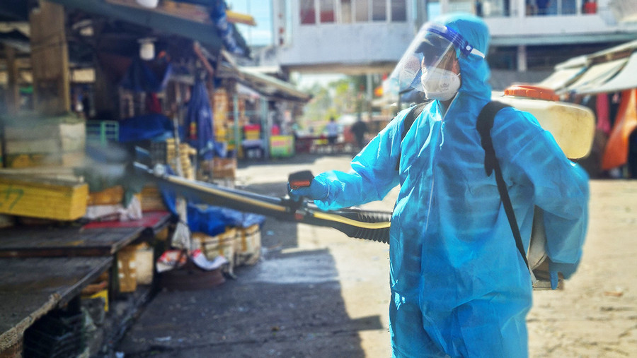 Nhân viên y tế lấy mẫu xét nghiệm cho các tiểu thương và người dân xung quanh khu vực Trung tâm Thương mại Pleiku. Ảnh: Như Nguyện