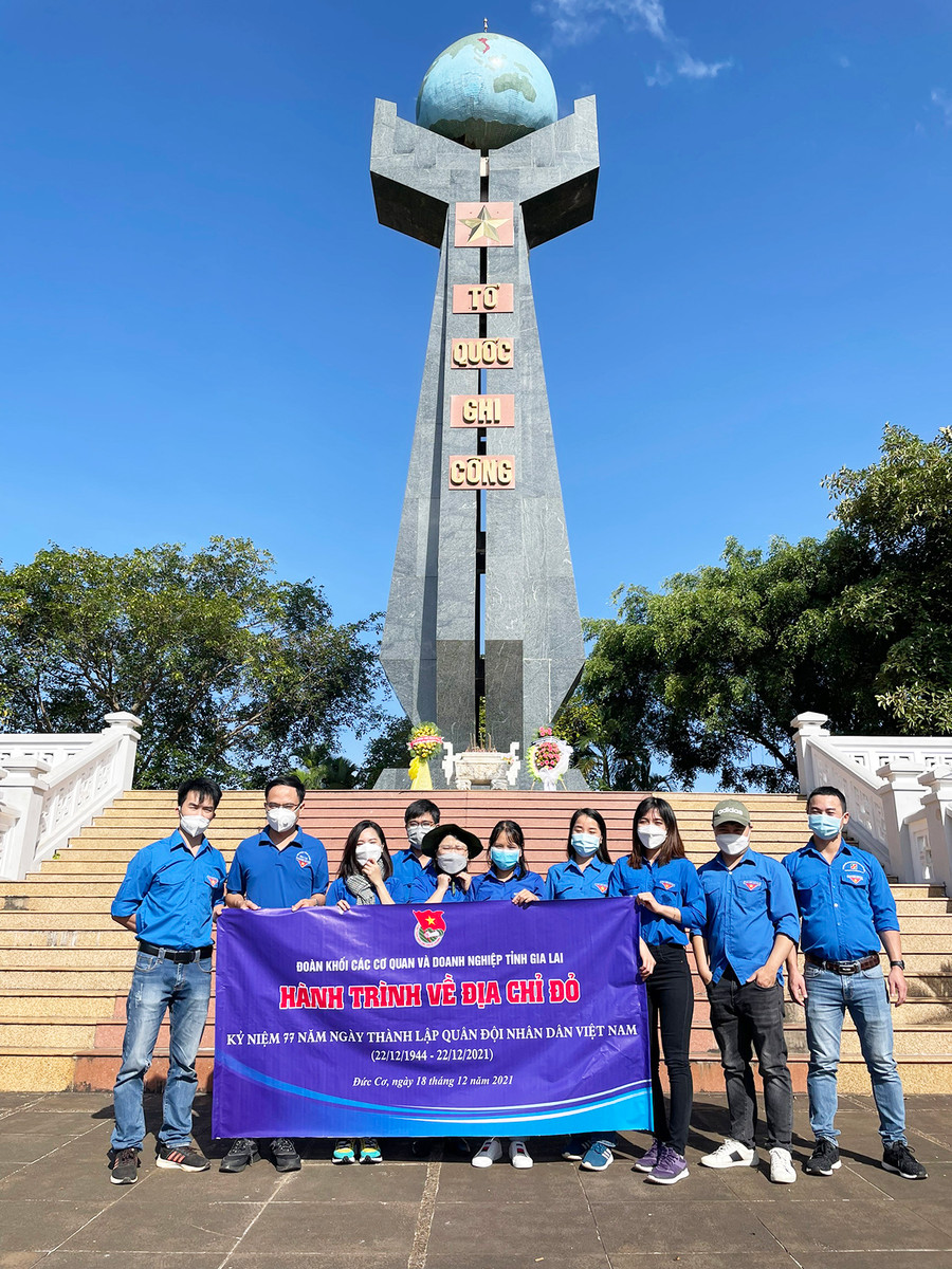 Đoàn khối các Cơ quan và Doanh nghiệp tỉnh hành trình về “địa chỉ đỏ” tại Nghĩa trang Liệt sĩ huyện Đức Cơ. Ảnh: Thủy Bình Đoàn khối các Cơ quan và Doanh nghiệp tỉnh hành trình về “địa chỉ đỏ” tại Nghĩa trang Liệt sĩ huyện Đức Cơ. Ảnh: Thủy Bình