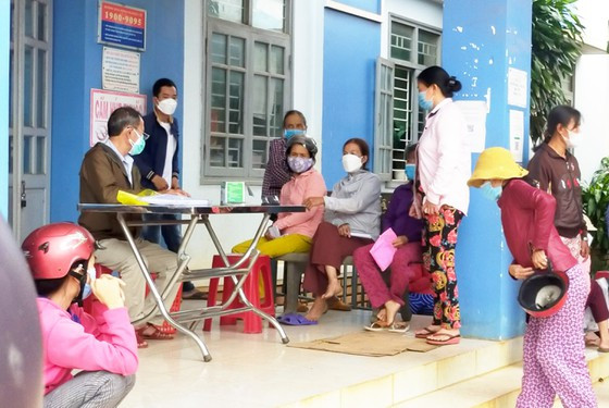 Người dân phường Hoài Xuân đến đóng tiền đăng ký test Covid-19 vào chiều 29-12 để được tiêm vaccine vào sáng 30-12