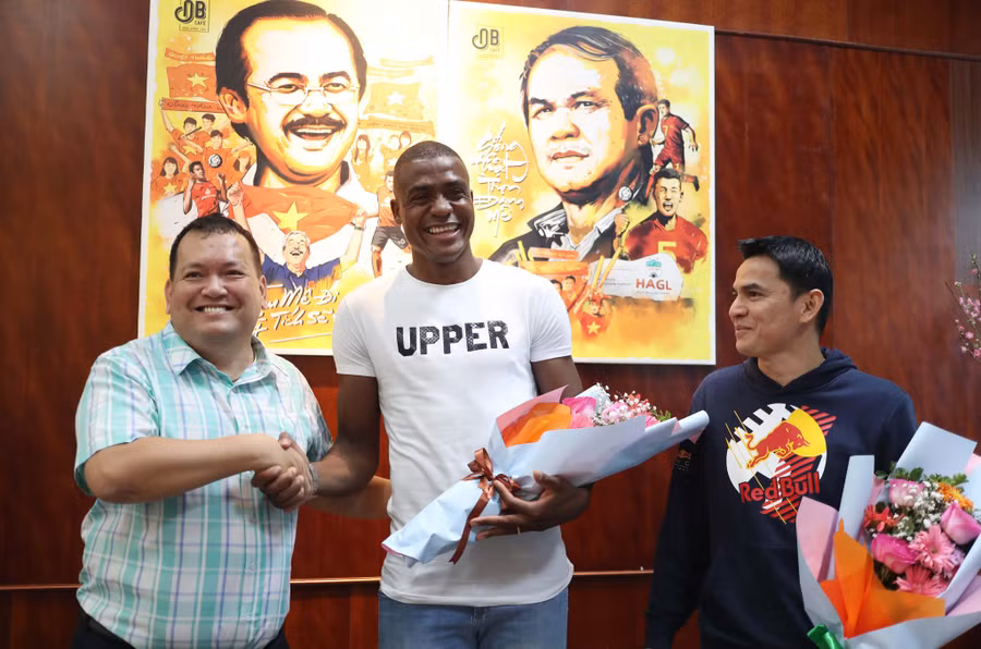 HLV Kiatisak ra mắt trung vệ Mauricio Barbosa. Ảnh: Ngọc Linh
