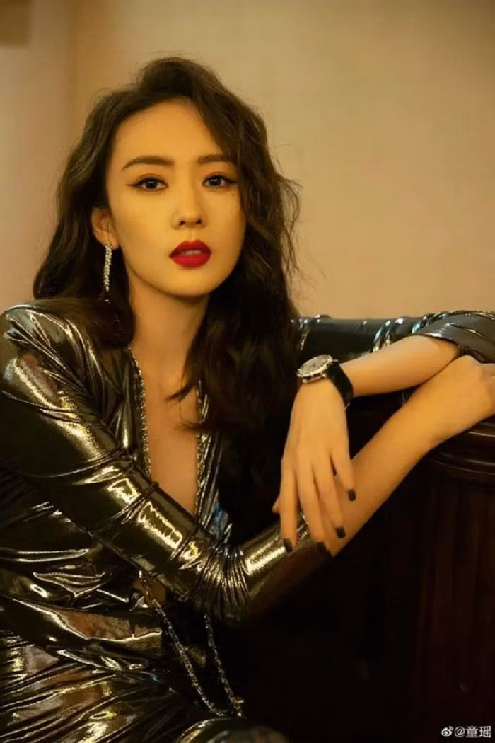 Mỹ nhân 30 chưa phải là hết Đồng Dao đánh má hồng màu cực tự nhiên, đủ sáng, đủ hồng hào.