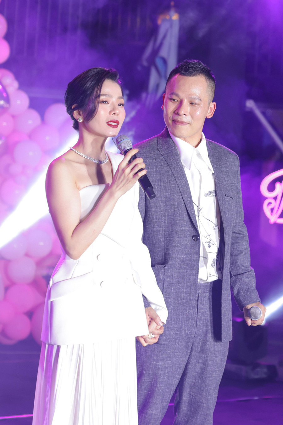 Xuất hiện trên sân khấu, Lệ Quyên chọn một chiếc đầm trắng lệch và tông trang điểm quý phái với điểm nhấn là đôi môi đỏ. Thần thái sang trọng và vẻ ngoài trẻ trung của giọng ca Nỗi đau ngự trị luôn khiến khán giả xuýt xoa ngưỡng mộ. Ảnh: NVCC Xuất hiện trên sân khấu, Lệ Quyên chọn một chiếc đầm trắng lệch và tông trang điểm quý phái với điểm nhấn là đôi môi đỏ. Thần thái sang trọng và vẻ ngoài trẻ trung của giọng ca Nỗi đau ngự trị luôn khiến khán giả xuýt xoa ngưỡng mộ. Ảnh: NVCC