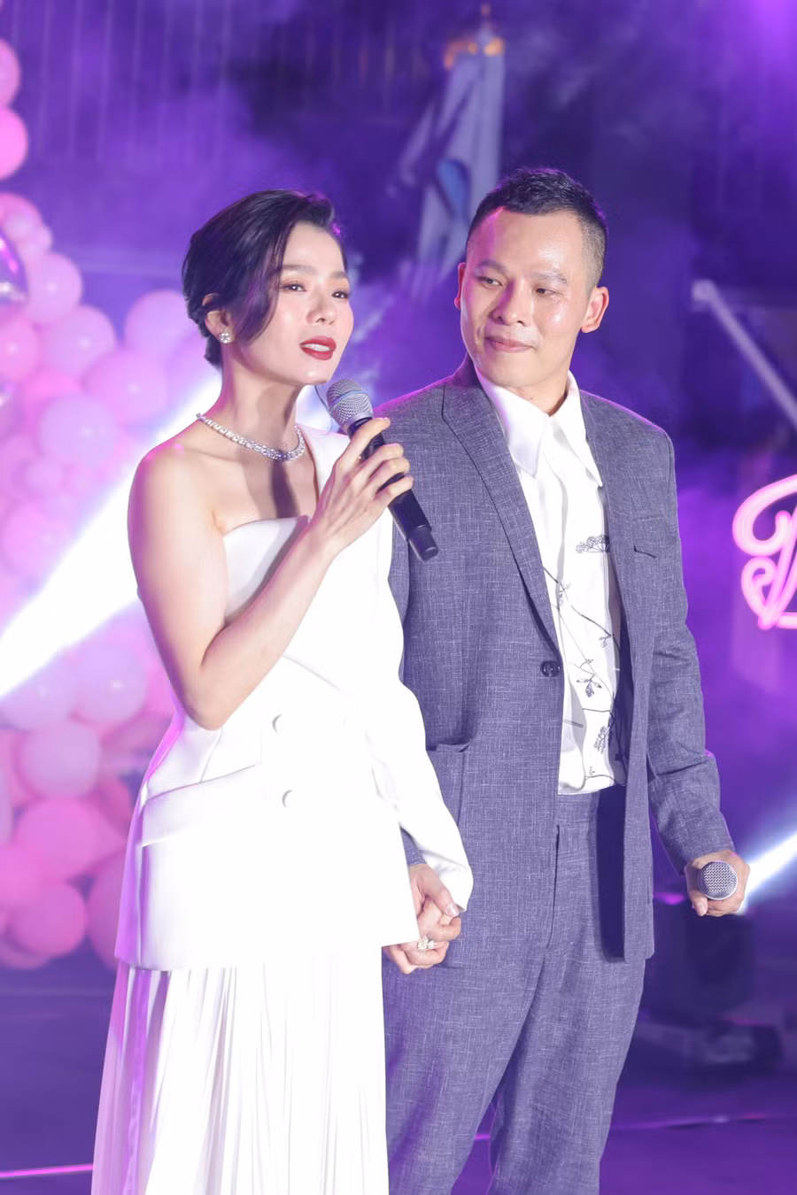 Xuất hiện trên sân khấu, Lệ Quyên chọn một chiếc đầm trắng lệch và tông trang điểm quý phái với điểm nhấn là đôi môi đỏ. Thần thái sang trọng và vẻ ngoài trẻ trung của giọng ca Nỗi đau ngự trị luôn khiến khán giả xuýt xoa ngưỡng mộ. Ảnh: NVCC