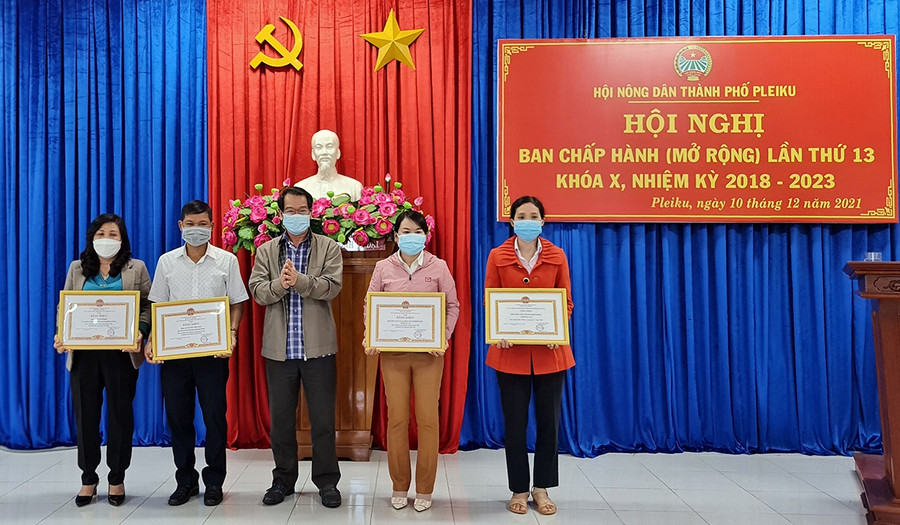 Phó Bí thư Thường trực Thành ủy Pleiku Trần Xuân Quang trao bằng khen cho các tập thể, cá nhân. Ảnh: Bá Bính Ông Trần Xuân Quang-Phó Bí thư Thường trực Thành ủy Pleiku trao bằng khen cho các cá nhân, tập thể. Ảnh: Bá Bính