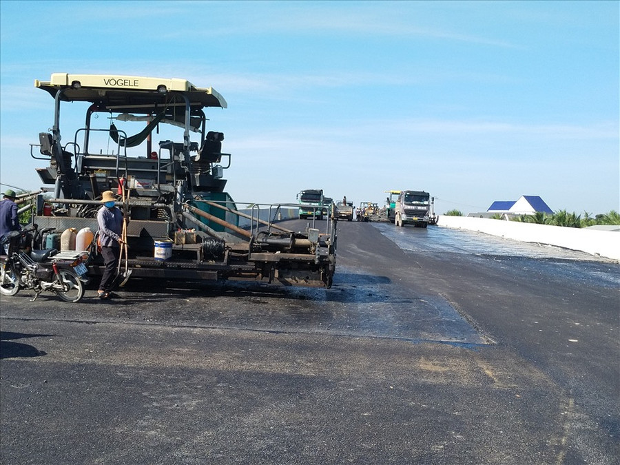 Chiếc cầu cuối cùng đang được thảm bêtông nhựa mặt cầu. Ảnh: K.Q