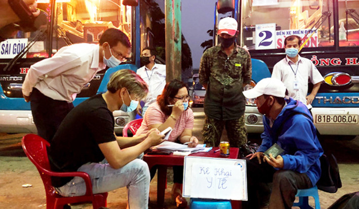  Hành khách thực hiện khai báo y tế tại Bến xe Đức Long Gia Lai. Ảnh: Lê Hòa