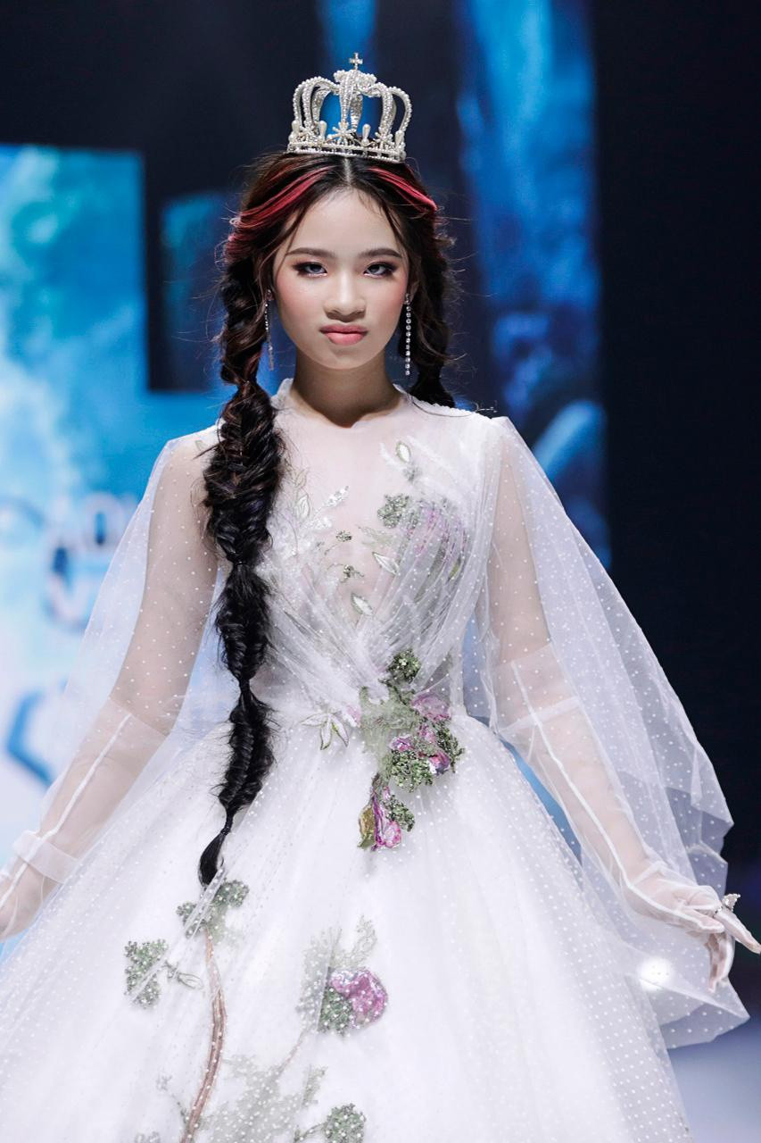 Ngoài những mẫu đầm dạ hội bắt mắt, nhà mốt này còn cho ra mắt các bộ váy cưới sáng tạo với các họa tiết khác lạ. Nói thêm về bộ sưu tập mới, nhà thiết kế Hoàng Hải chia sẻ: “Trong thời gian qua, tình hình dịch bệnh phức tạp khiến nhiều kế hoạch bị đình trệ, giới thời trang cũng bị ảnh hưởng lớn. Hải hy vọng REBORN sẽ mang tinh thần hồi sinh và như một niềm hy vọng, mở ra những sự khởi đầu tốt đẹp. Dù thời gian chuẩn bị khá gấp rút nhưng bộ sưu tập lần này chứa đựng cả tâm huyết của tôi. Sự tỉ mỉ, chỉn chu trong từng thiết kế là điều được tôi quan tâm hàng đầu”. Ảnh: Kiếng cận team