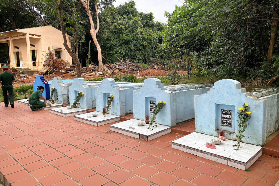 Khu mộ vô danh trên đảo Hòn Từ, do bộ đội Trung đoàn 152 lập và chăm sóc