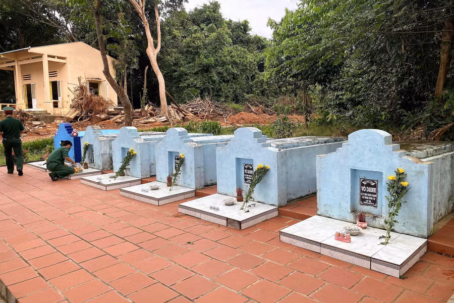 Khu mộ vô danh trên đảo Hòn Từ, do bộ đội Trung đoàn 152 lập và chăm sóc