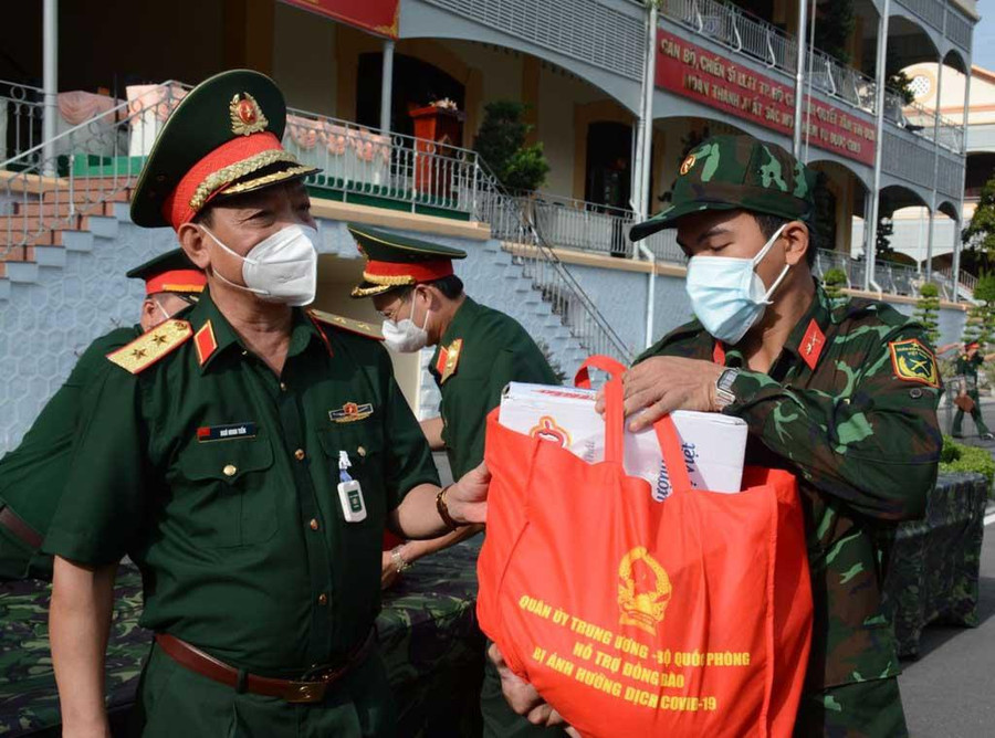 Trung tướng Ngô Minh Tiến, Phó tổng tham mưu trưởng Quân đội nhân dân Việt Nam, trao quà hỗ trợ phòng chống dịch của Quân ủy T.Ư - Bộ Quốc phòng tại địa bàn TP.HCM - Ảnh: Bảo Thư Trung tướng Ngô Minh Tiến, Phó tổng tham mưu trưởng Quân đội nhân dân Việt Nam, trao quà hỗ trợ phòng chống dịch của Quân ủy T.Ư - Bộ Quốc phòng tại địa bàn TP.HCM - Ảnh: Bảo Thư