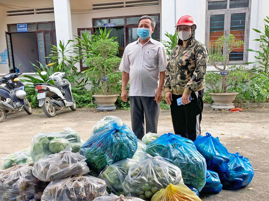 Cơ sở rèm màn Phương Dung ủng hộ hơn 4 tạ rau, củ, quả hỗ trợ người dân khu vực phong tỏa tại thị trấn Phú Thiện. Ảnh: Vũ Chi