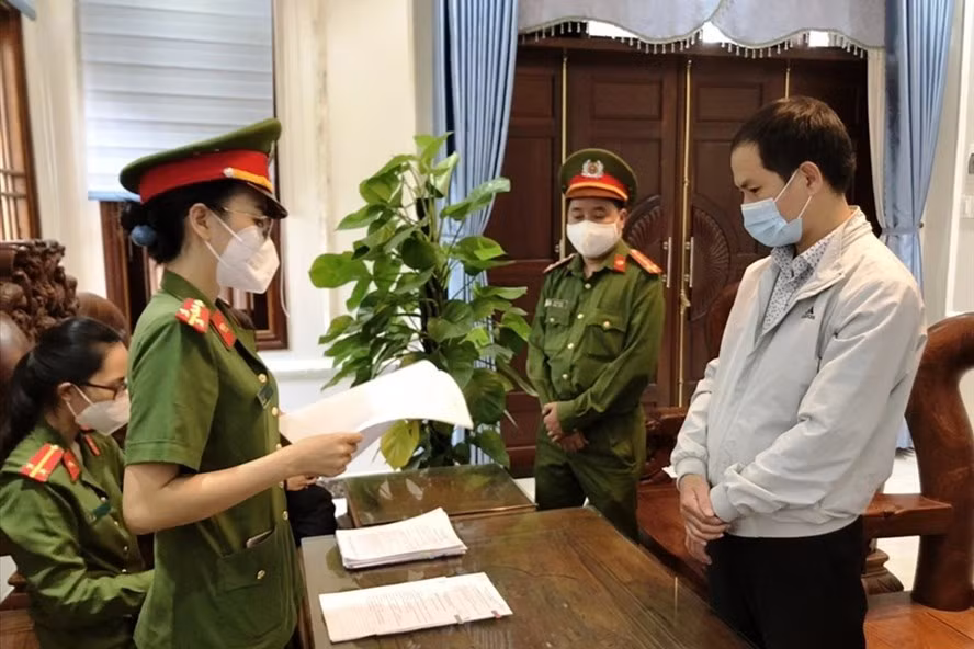 Công an TP.Quảng Ngãi bắt tạm giám đối với Nguyễn Ngọc Nhựt. Ảnh: Công an TP.Quảng Ngãi