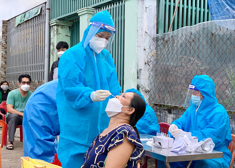  Nhân viên y tế lấy mẫu xét nghiệm SARS-CoV-2 cho người dân phường Hội Thương, TP. Pleiku. Ảnh: Như Nguyện